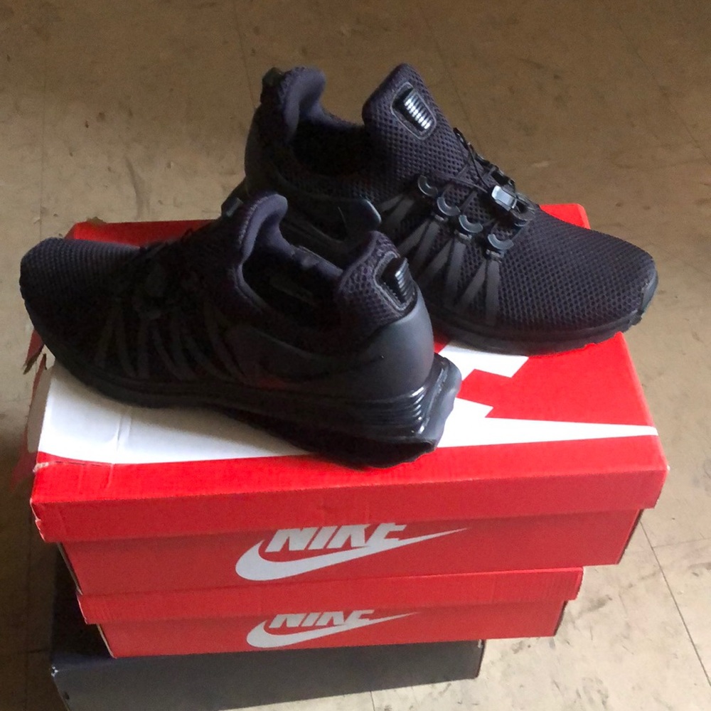 NIKE SHOW GRAVITY SIZE 9